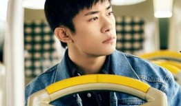 易烊千玺室友爆料视频大全,校园生活幕后趣事全收录